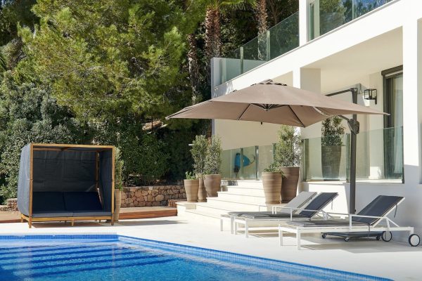 Villa Albada: Sun loungers and a daybed by the pool
