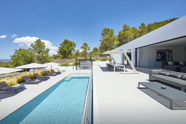 Villa Capvespre: A twenty-metre pool along the terrace
