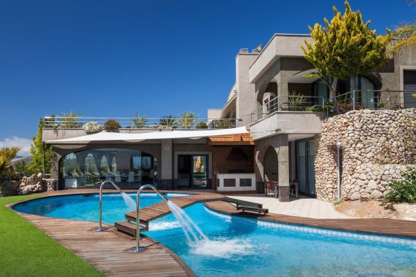 Villa Fontalta: The pool terrace and its waterfall