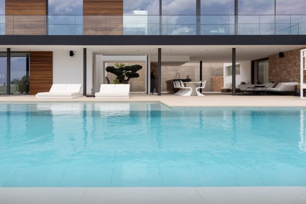 Villa Lluerna: The infinity pool, below the glass-fronted upper floor