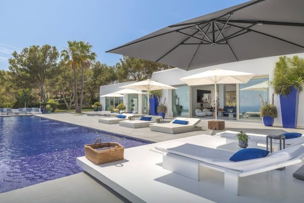 Villa Pi Blanc: The villa, white against the pine forest