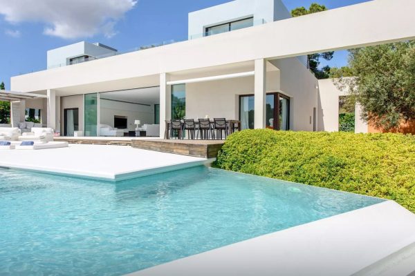 Villa Puntal: The villa and its pool